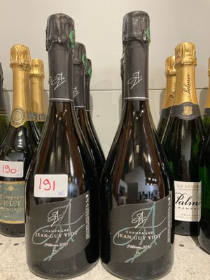 plusieurs bouteilles de champagne sont alignées sur un comptoir