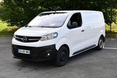 une camionnette blanche garée dans un parking