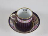 une tasse et une soucoupe sur une soucoupe sur une table