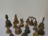 tout un tas de clochettes posées sur une table