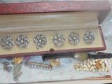 une boîte avec un tas de bijoux à l'intérieur