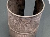 un bracelet en argent orné d'un motif