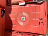 de nombreux cartons empilés les uns sur les autres dans la rue