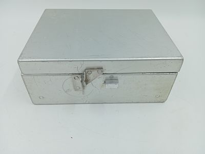 une petite boîte en métal munie d'un cadenas