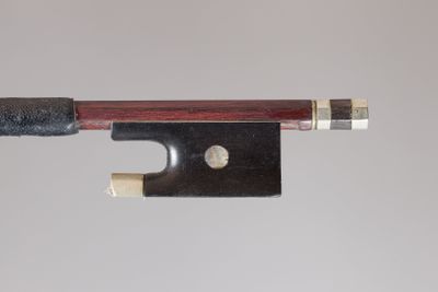 gros plan d'un archet de violon avec un morceau de bois qui en sort