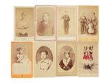 une vieille photo montrant un groupe d'hommes et de femmes posant pour une photo
