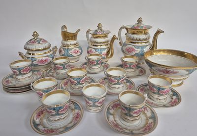 les nombreuses tasses et soucoupes qui se trouvent sur la table