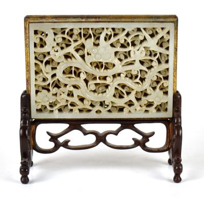 une chaise ancienne sculptée, avec un cadre en bois et des motifs floraux sculptés sur le dossier