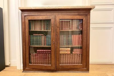 une bibliothèque contenant de nombreux livres dans une pièce