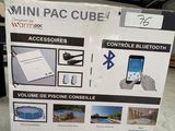 une boîte en carton contenant un certain nombre d'objets