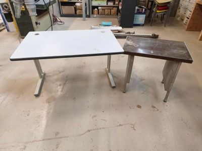 1 lot de mobilier comprenant : 2 Bureaux et 1 armoire 2 Vant…