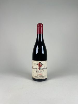 une bouteille de vin rouge posée sur une table blanche