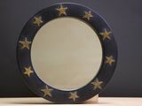 une assiette bleue et dorée ornée d'étoiles dorées