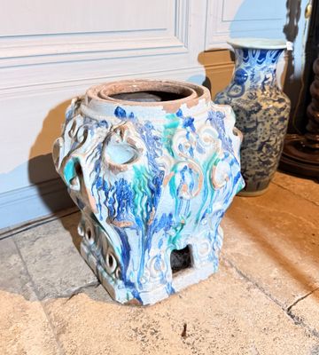 deux vases posés l'un à côté de l'autre sur le sol
