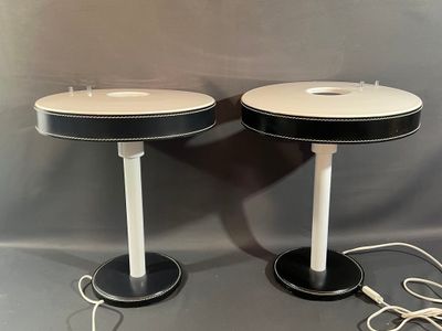une paire de lampes de table noires et blanches avec des pieds blancs