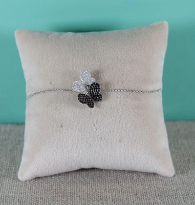 un gros plan d'un oreiller orné d'une abeille