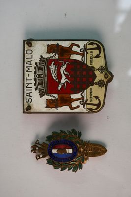 deux écussons sur un fond blanc ; l'un comporte un blason et l'autre comporte un blason