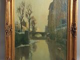 une peinture représentant une rivière avec des arbres et des bâtiments en arrière-plan