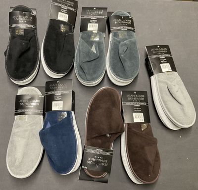 Plusieurs paires de pantoufles pour homme sont exposées dans un magasin