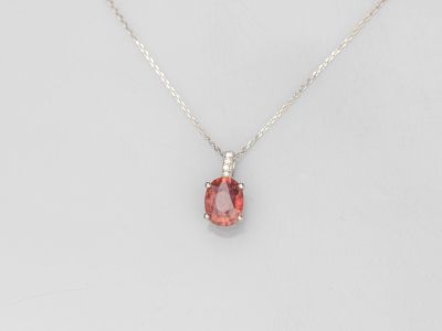 un pendentif en tourmaline rose et diamants, monté sur une chaîne en argent