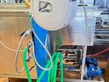 une machine à laquelle est raccordé un tuyau sur le côté