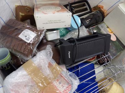 une photo d'un caddie rempli de produits alimentaires