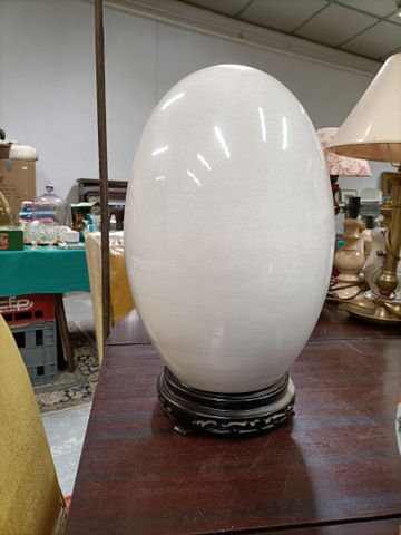 Chine (moderne). Œuf en céramique craquelée sur socle bois. H : 3