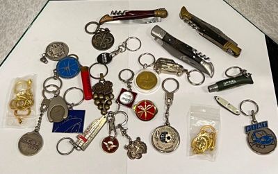 beaucoup de porte-clés posés sur une table