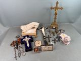 beaucoup d'objets religieux sur la table
