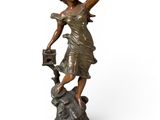 statue en bronze d'une femme tenant un oiseau sur un piédestal