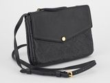 un sac à bandoulière Louis Vuitton noir sur fond blanc