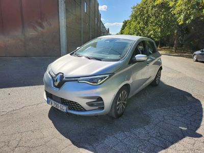 La voiture argentée est garée sur le bord de la route.