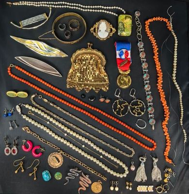 de nombreux colliers et bracelets différents disposés sur une table
