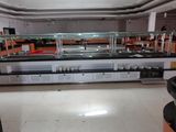 un grand espace buffet avec beaucoup de plats disposés sur le comptoir