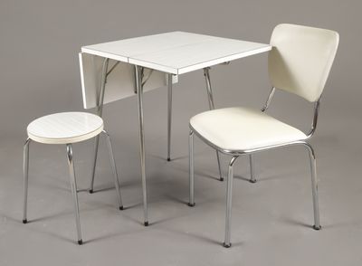 deux chaises et une table avec une petite table en dessous