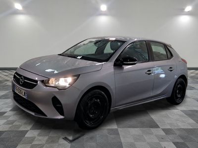 la voiture argentée est garée sur un sol en damier dans le garage