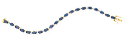 une photo d'un collier de perles bleues et blanches sur fond blanc