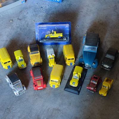 beaucoup de petits camions jouets qui traînent par terre