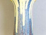 un vase bleu et blanc posé sur une table