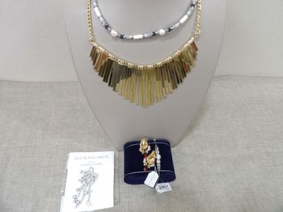 un collier et un bracelet exposés sur une table