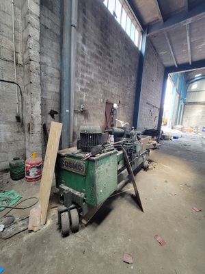 a machine that is sitting in the middle of a building