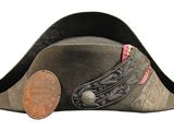 une image représentant un chapeau orné d'un patch en cuir