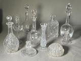 beaucoup de vases en verre posés sur une table