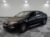 la photo d'une voiture noire sur un sol en damier