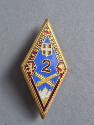 un gros plan d'un insigne orné d'une croix