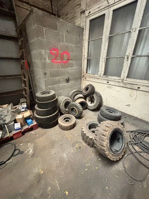 un tas de pneus et d'autres objets dans un garage