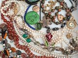 une boîte blanche remplie d'un assortiment de perles et de bijoux
