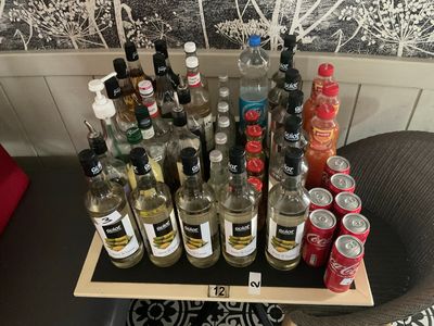 plusieurs bouteilles d'alcool posées sur un plateau posé sur une table