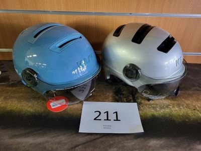 deux casques posés l'un à côté de l'autre sur le sol