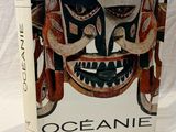 une image représentant un livre sur lequel figure l'illustration d'un masque